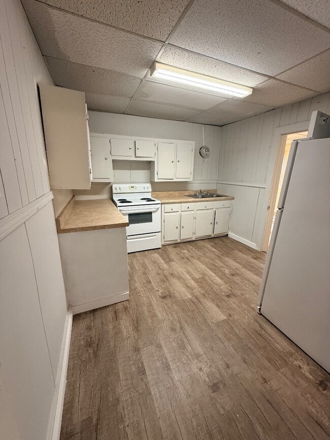 Building Photo - 818 W 4th St