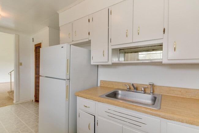 Building Photo - Welcome To Vintage Split-Level Living!