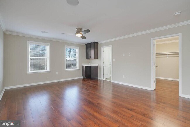 Building Photo - 412 Woodcrest Dr SE