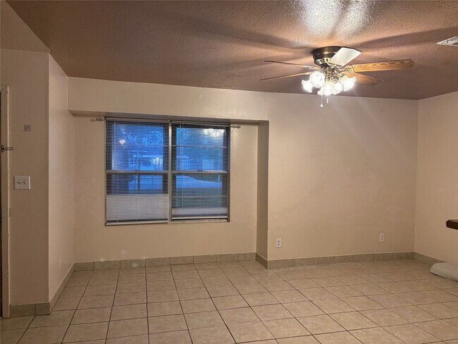 Building Photo - 415 Zinn Dr