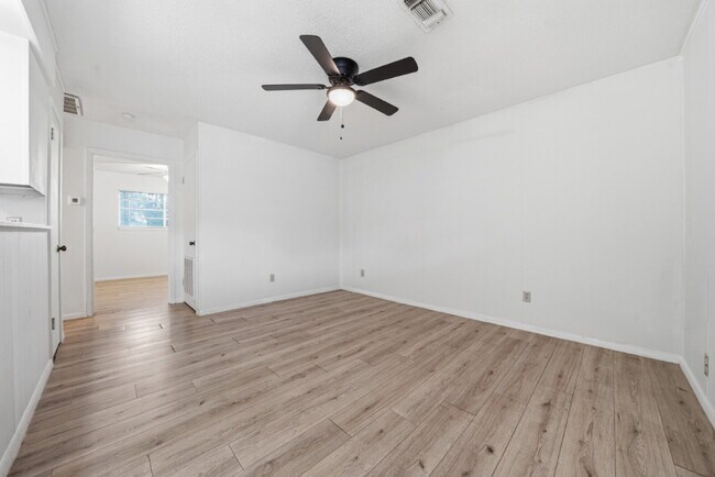 Building Photo - 204 W Lampasas St