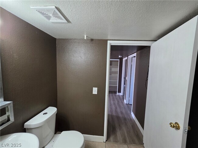 Building Photo - 5165 E Glendale Ave