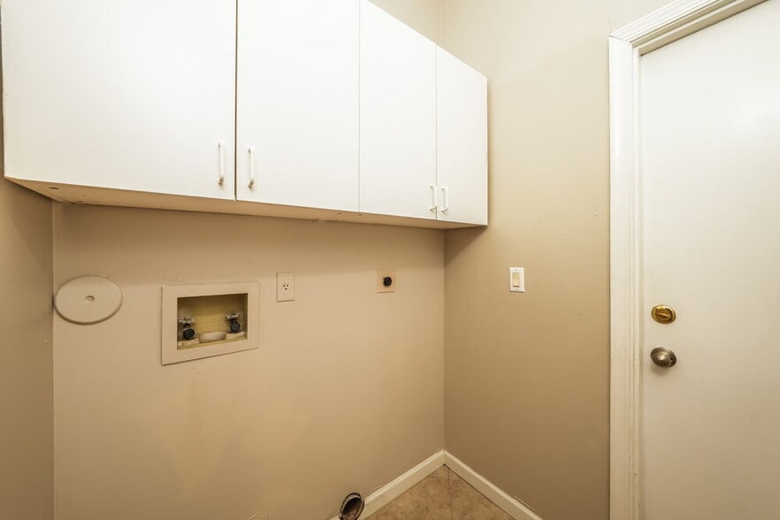 Building Photo - 984 Lake Breeze Dr