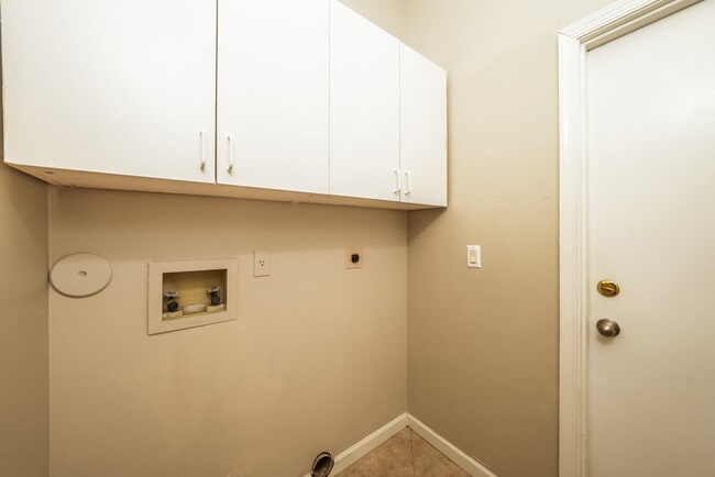 Building Photo - 984 Lake Breeze Dr