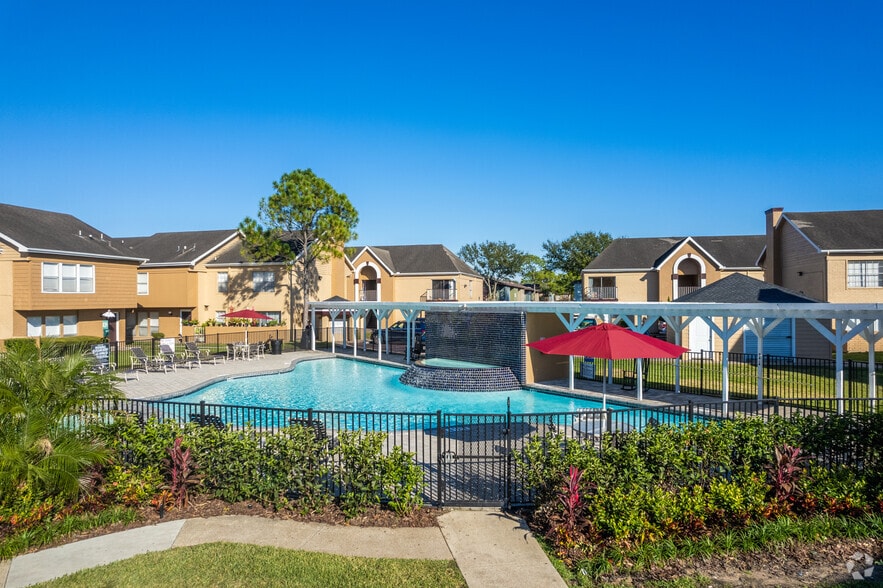 1000 Country Place Dr Pool - Nottingham Residences