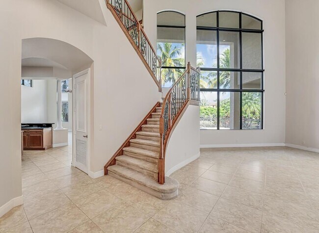 Building Photo - 10513 Versailles Blvd