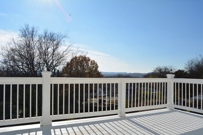 Building Photo - 3801 Lookout Dr