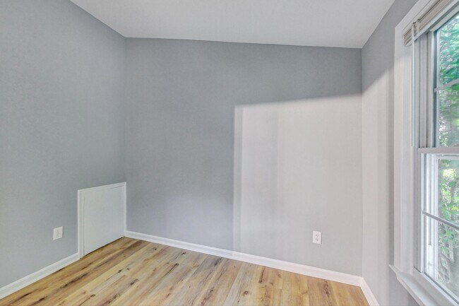 Building Photo - Beautifully maintained end unit Townhouse located in Stonebridge subdivision!