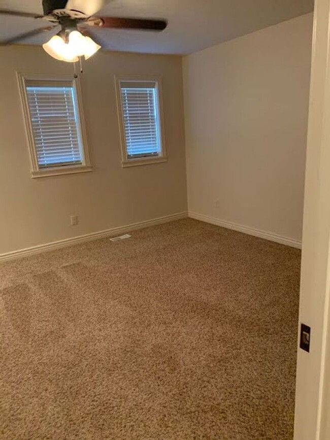 Building Photo - 3 Bed 2.5 Bath ROCK CREEK TOWNHOME in Rexb...