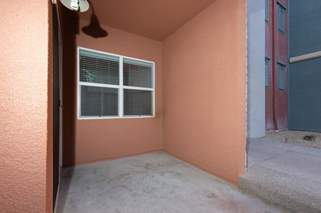 Building Photo - Great 2 Bed 2 Bath Condo in Guard Gated Co...