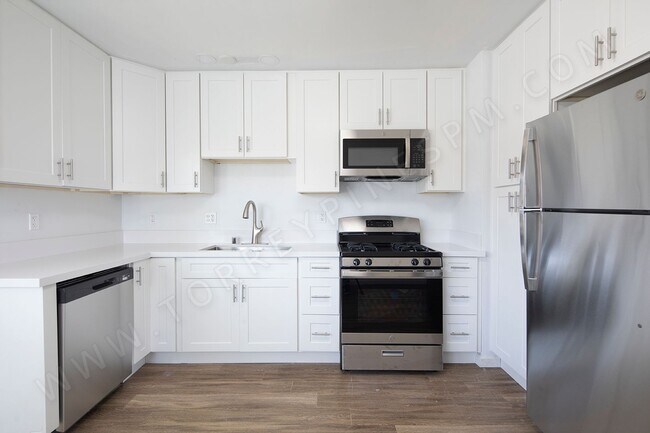 Building Photo - 2 WEEKS FREE!!! 2 BR with Partial Bay Views and Parking!