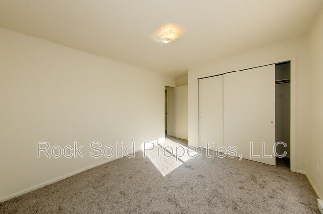 Building Photo - 1825 Edgewater Ave