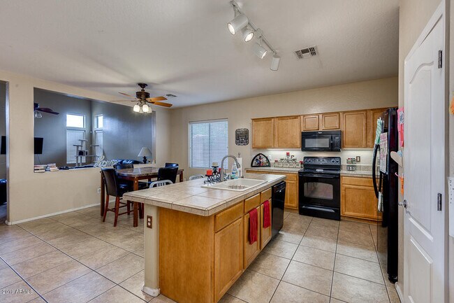Building Photo - Charming 5 Bed 3 Bath Tolleson Home with S...