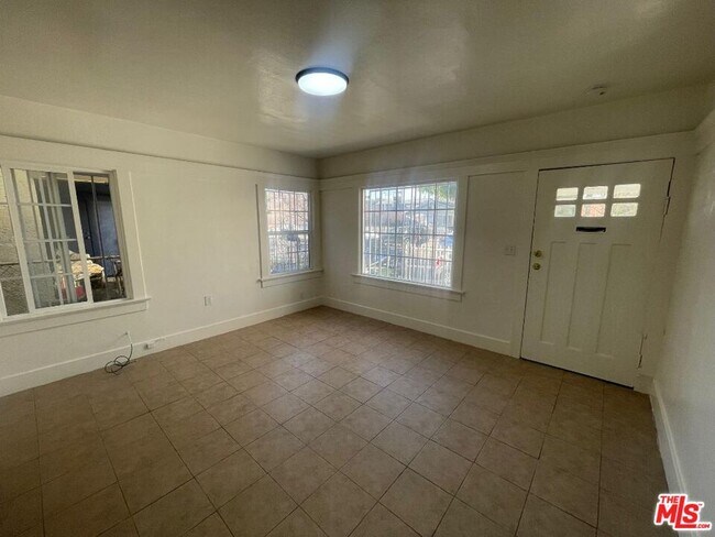 Building Photo - 708 W Vernon Ave