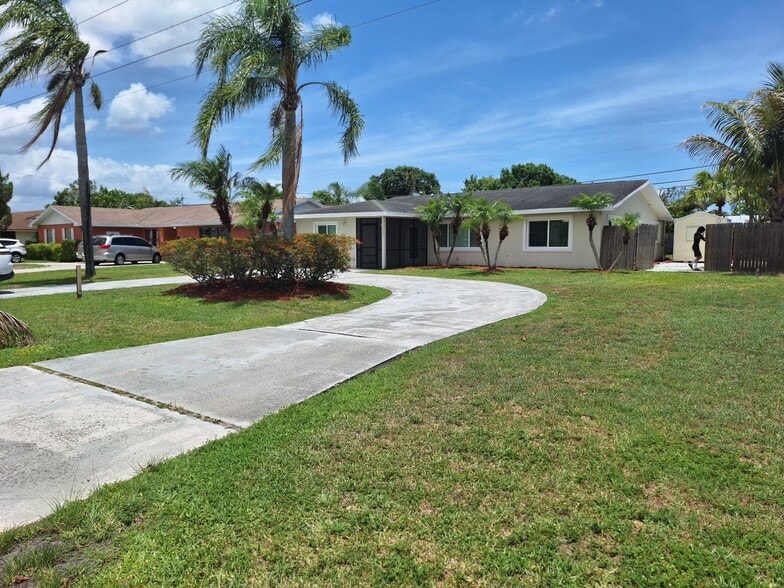 Building Photo - 573 SE Floresta Dr