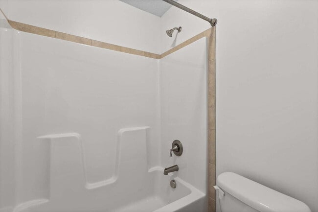 Building Photo - Spacious 4-Bedroom Gem with 2.5 Baths in t...
