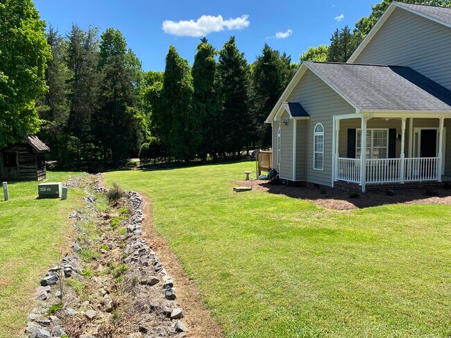 Building Photo - 100 Savannah Meadows Dr