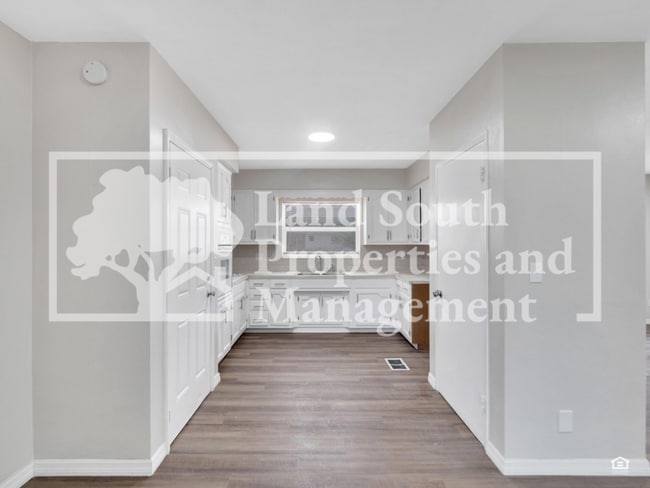 Building Photo - 905 14th St NE
