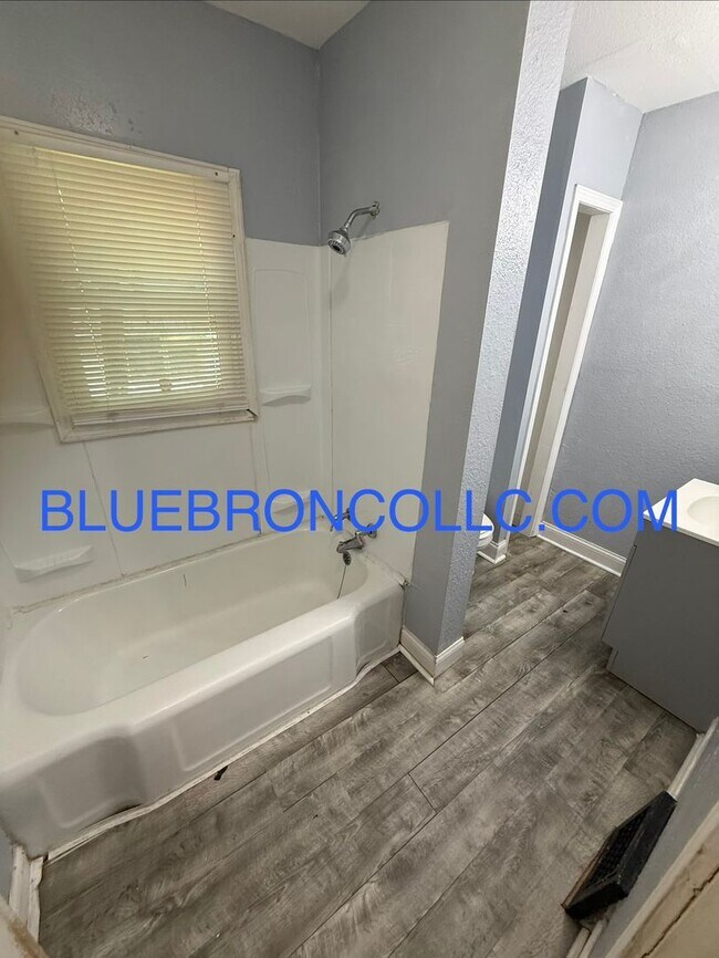 Building Photo - Charming house with nice updates and Granite countertops