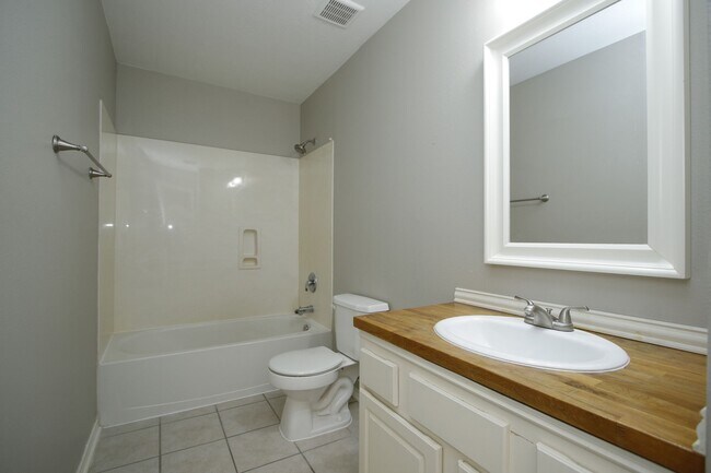 Building Photo - 18926 Piney Way Dr