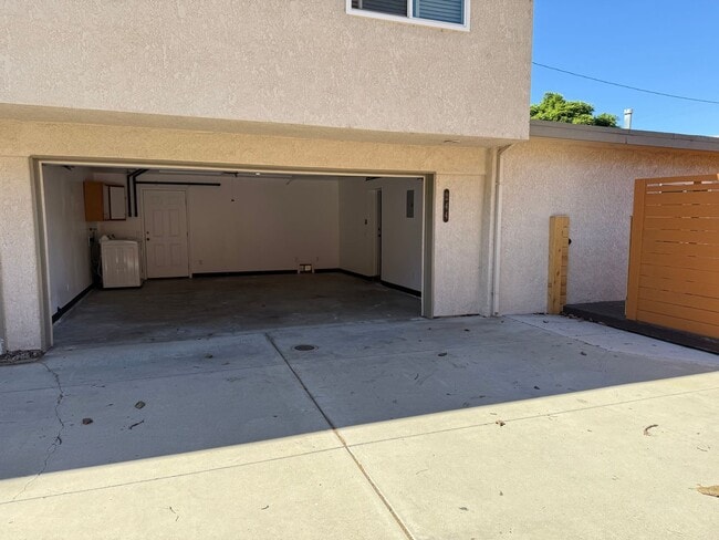 Building Photo - West Ventura 1+1 bedroom unit with a 2 car...