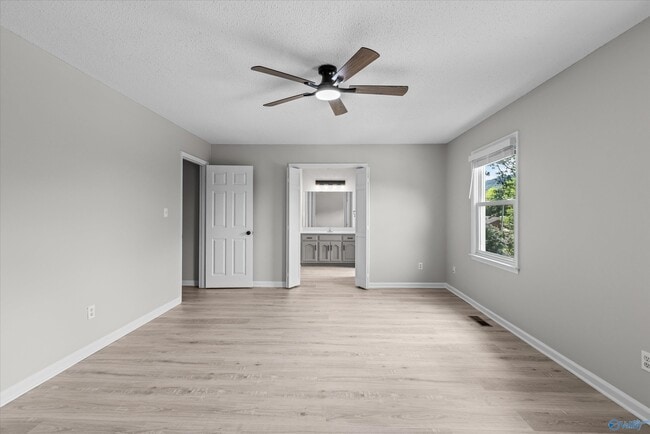Building Photo - 1305 Hiwan Trail SE