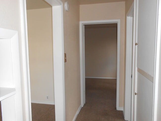 Building Photo - 2 Bed 1 Bath Apartment Near Lincoln Park