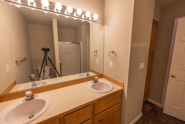 Building Photo - Two bedroom + Bonus room in Vancouver - View