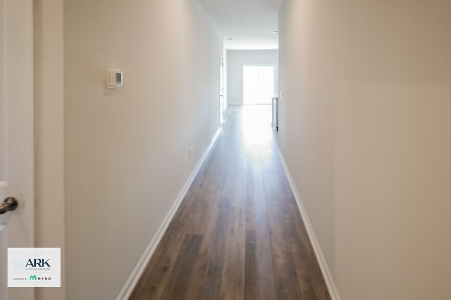 Building Photo - 700 Watercliff Dr