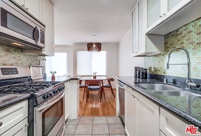 Building Photo - 1275 Havenhurst Dr