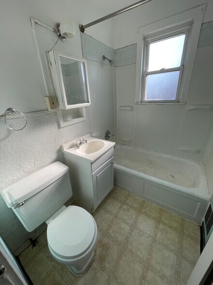 Building Photo - 337 Hemlock Dr