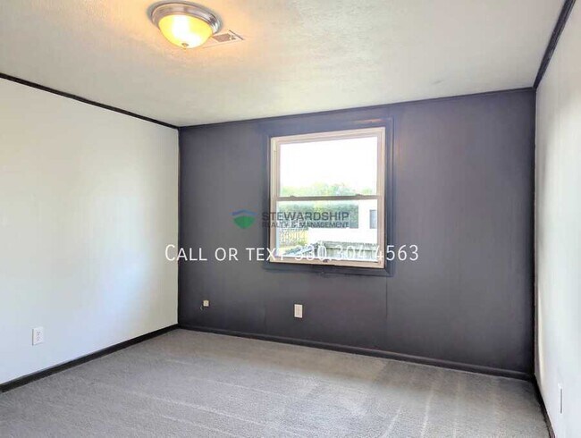 Building Photo - 930 N Ella St
