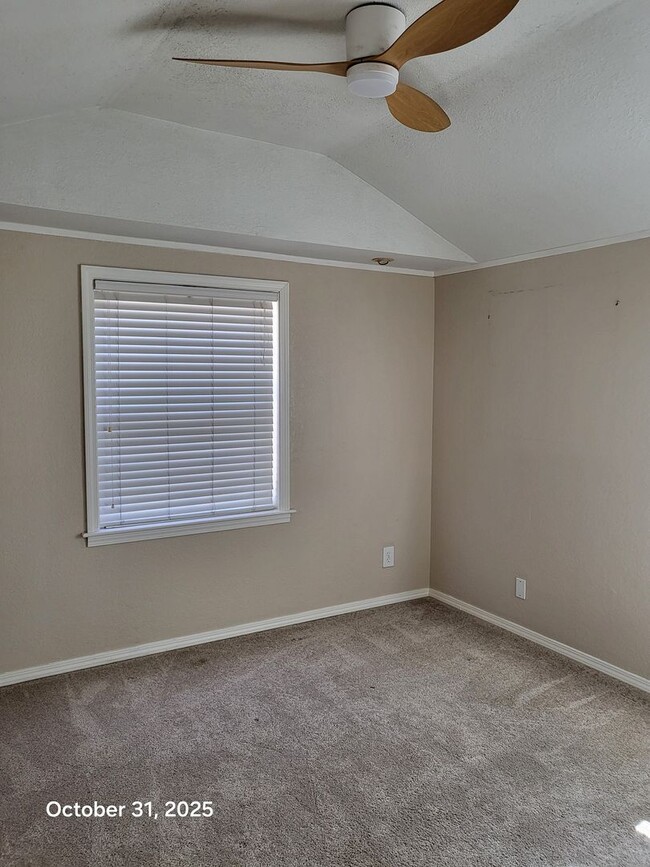 Building Photo - (2) Bed/(2) Bath w/ Must-See Updates Avail...