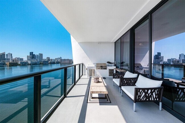 Building Photo - 5500 Island Estates Dr