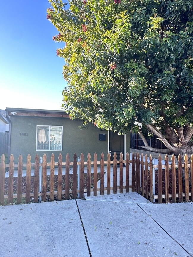 Building Photo - 1483 Fern Ave