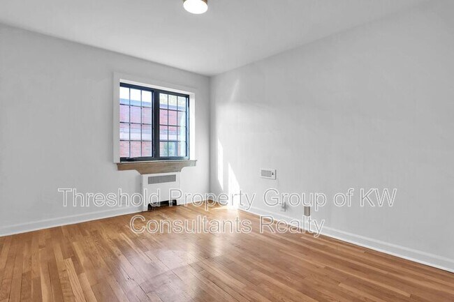 Building Photo - 451 E Town St