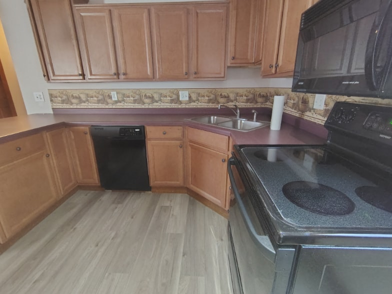 Building Photo - 615 Lake St