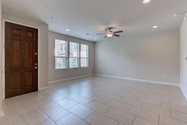 Building Photo - 13800 Lyndhurst St