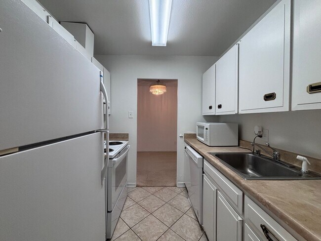 Building Photo - Available Now - 1 Bed 1 Bath Condo Home w/ Wall AC Unit - MileStone Real Estate Services