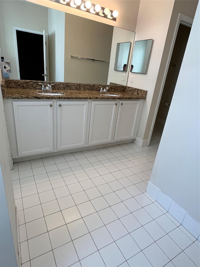 Building Photo - 1506 Fenton Dr