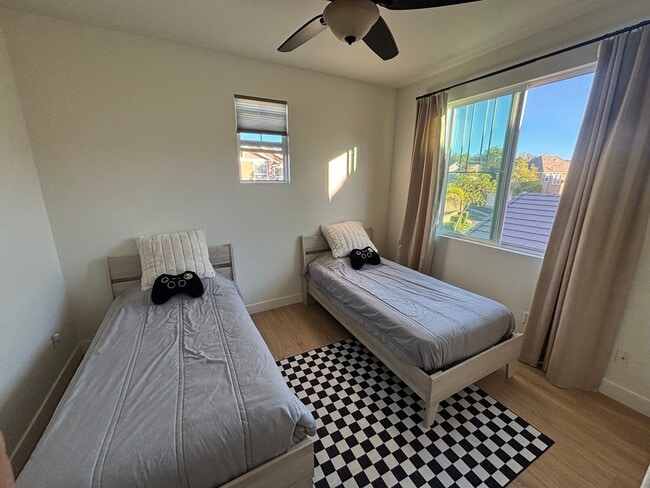Building Photo - Beautiful 3-Bedroom Home with Loft and Ful...