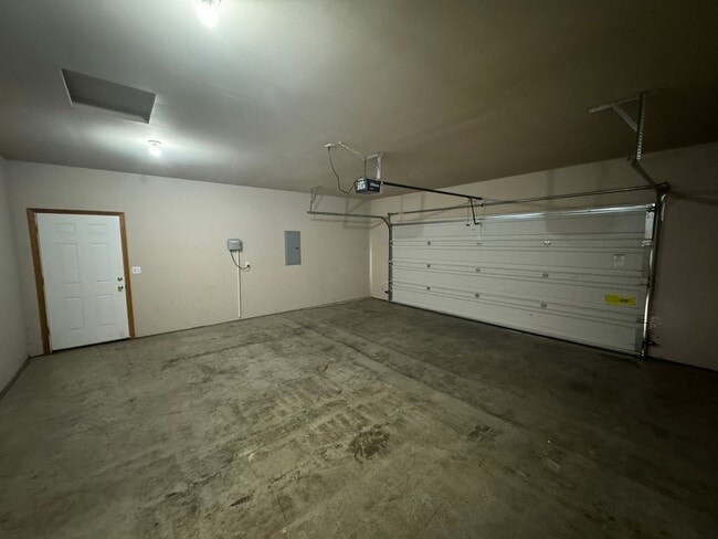 Building Photo - 4 Bedroom, 2 Bath House! Available to Rese...