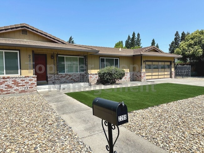 Building Photo - Very nice 3 Bed, 2 Bath, 1,919 Sqft Walnut Creek house available August 5th for lease !
