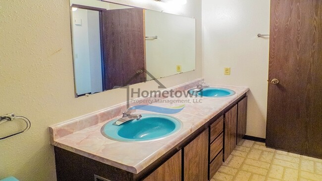 Building Photo - 3 Bed 1.5 Bath with Garage & Fenced Yard