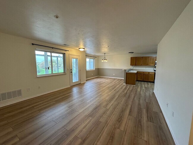 Building Photo - Caledonia Condo! Two Bedroom - Two Full Ba...