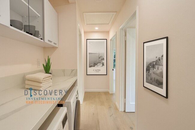 Building Photo - Your Ideal Modern Retreat with Enclosed Yard