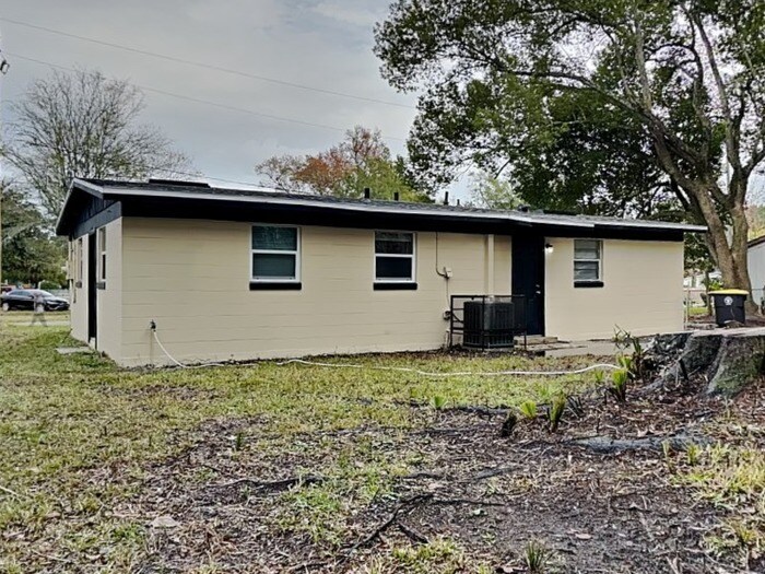 Building Photo - 2318 Burpee Dr W