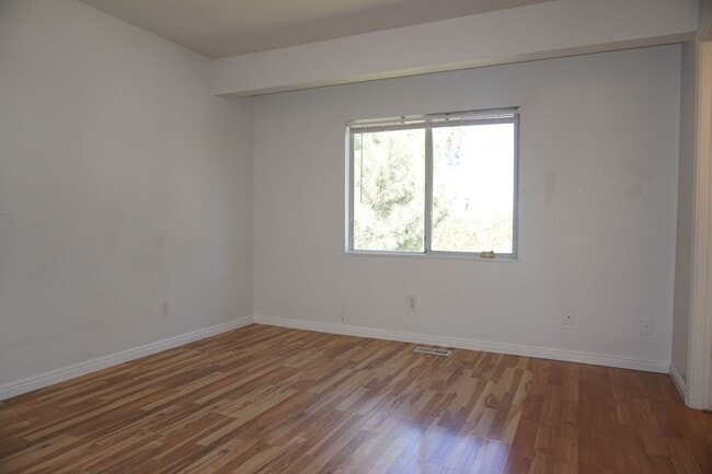Building Photo - Centrally Located 3 Bedroom Midvale Home