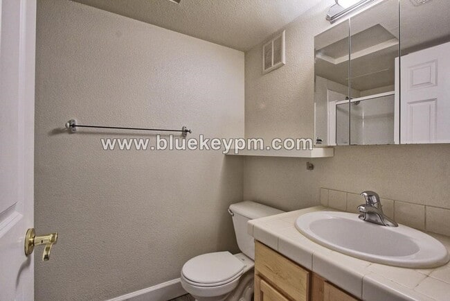 Building Photo - 2 Bed, 2 Bath Home - 1 Bed or Office and Bath on Main Floor