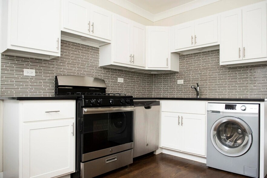 Building Photo - 917 W Waveland Ave